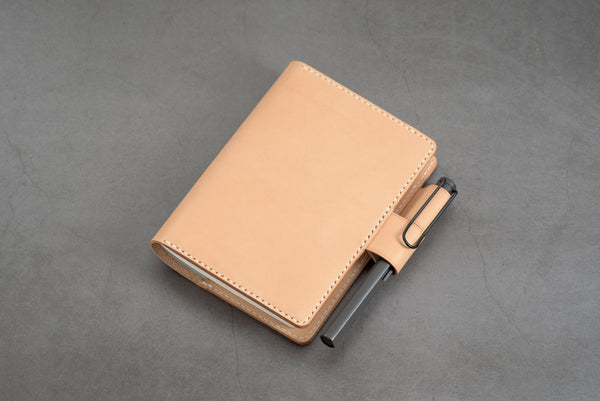 Couverture de carnet en cuir naturel A6/Hobonichi/Midori MD avec pochettes pour cartes et passants pour stylos emboîtables