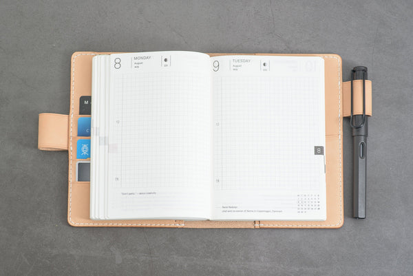 Couverture de carnet en cuir naturel A6/Hobonichi/Midori MD avec pochettes pour cartes et passants pour stylos emboîtables