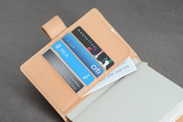 Couverture de carnet en cuir naturel A6/Hobonichi/Midori MD avec pochettes pour cartes et passants pour stylos emboîtables