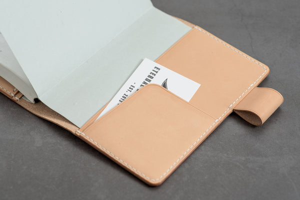 Couverture de carnet en cuir naturel A6/Hobonichi/Midori MD avec pochettes pour cartes et passants pour stylos emboîtables