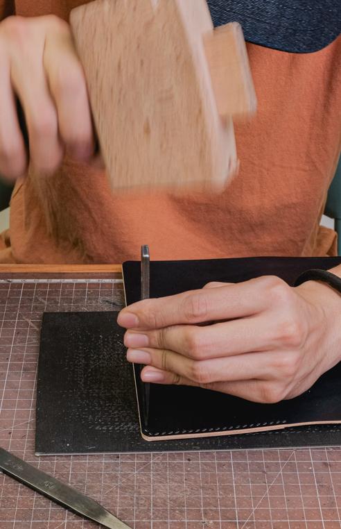 Making a handmade leather Hobonichi Weeks Planner Cover (Timelapse)