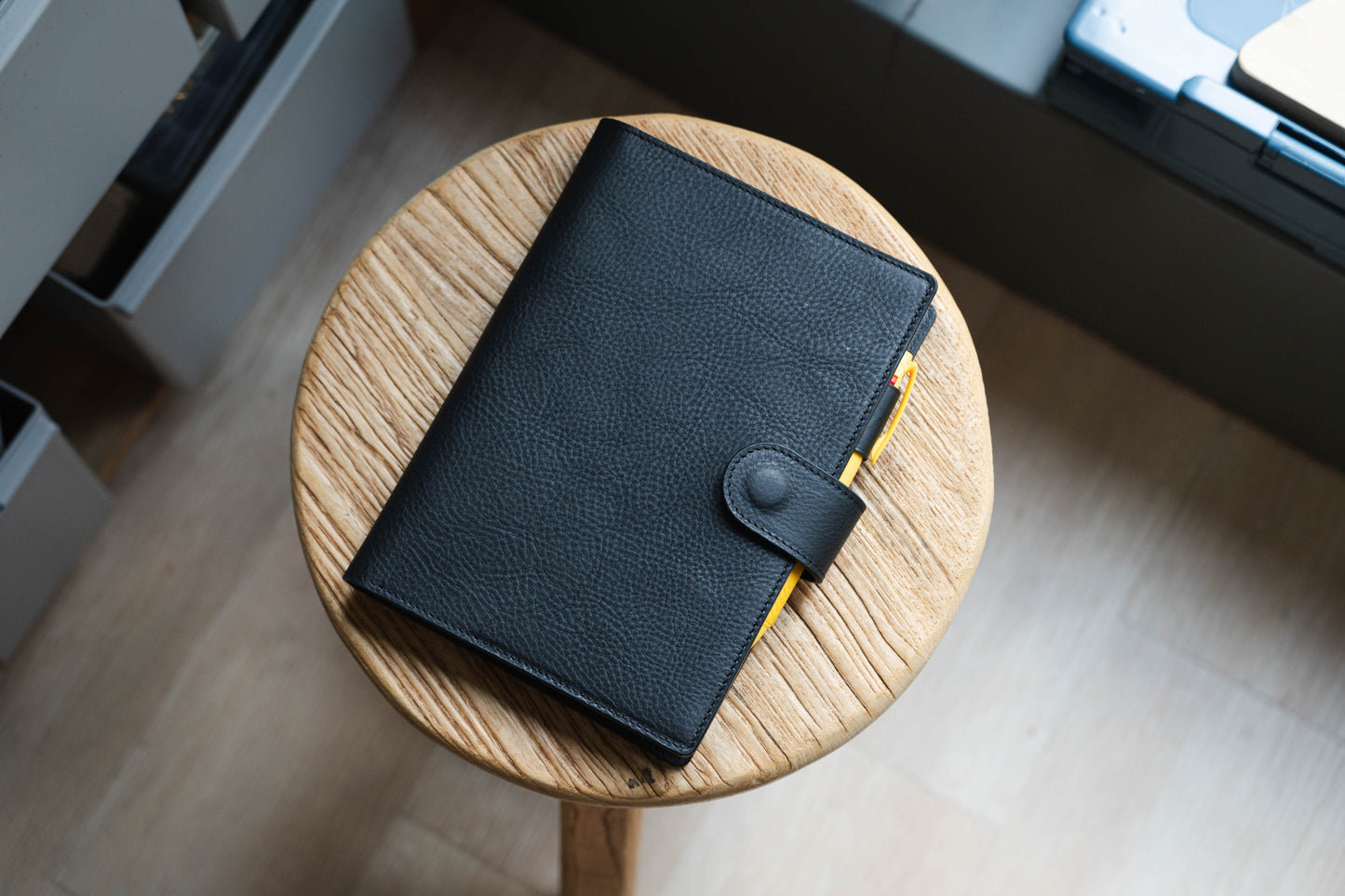 6 FARBEN - A5/Hobonichi/Midori MD Notizbuchhülle aus genarbtem Leder mit Druckknopfverschluss und Kartenfächern