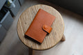 6 FARBEN - B6 Slim/Midori MD/Nanami Cafe Note/Common Planner Druckknopfverschluss, genarbtes Leder, Notizbuch-Folio-Cover mit Kartenfächern