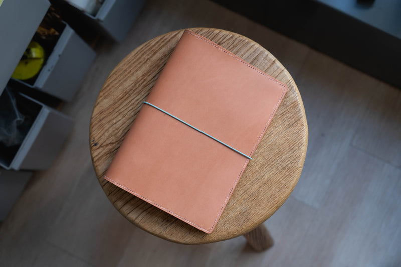 13 FARBEN - A5/Hobonichi Cousin/Seven Seas Notizbuchhülle aus Buttero-Leder mit elastischem Verschluss und Kartentaschen