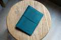 6 FARBEN - A6/Hobonichi/Midori MD Notizbuchhülle aus genarbtem Leder mit natürlichem elastischem Verschluss