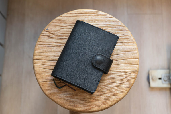 Couverture de carnet Hobonichi A6+/Hibino/5 ans en cuir grainé avec fermeture à pression