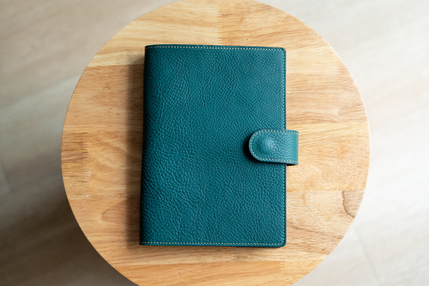 6 FARBEN - A5/Hobonichi/Midori MD Notizbuchhülle aus genarbtem Leder mit Druckknopfverschluss und Kartenfächern