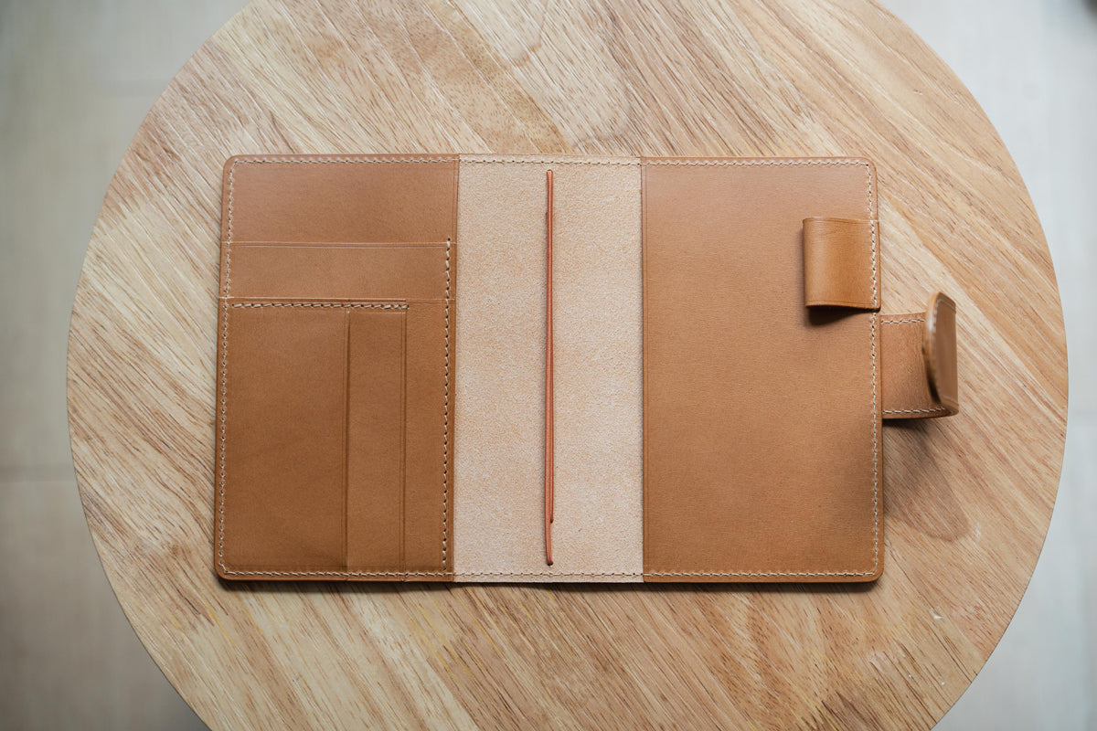 Buttero Leder Trifold Traveler's Notebook Cover (Keine Einlagen enthalten)