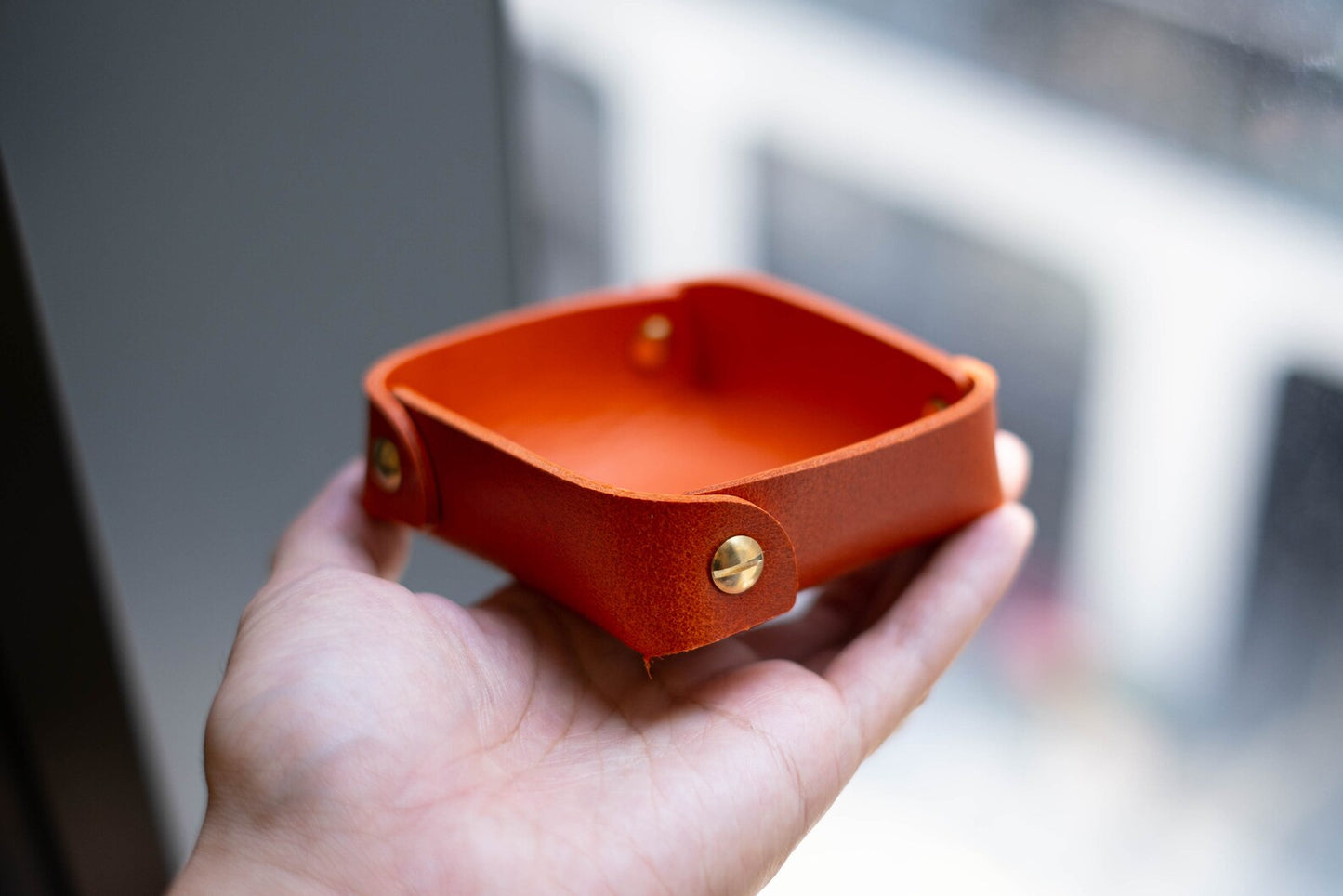 12 COULEURS - Petit plateau carré en cuir marron Buttero