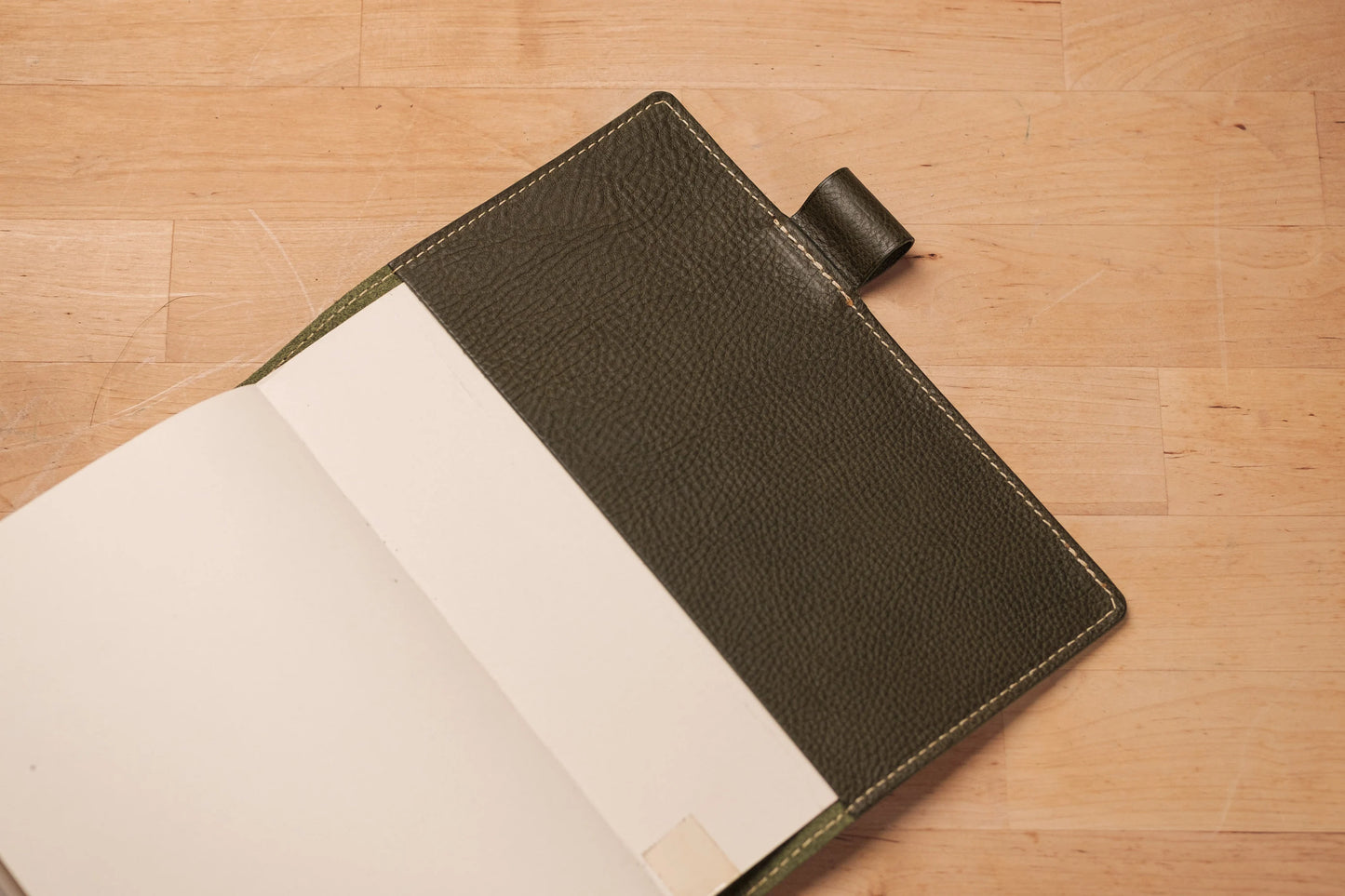 6 FARBEN - A5/Hobonichi/Midori MD Marineblauer Notizbuchbezug aus gekrispeltem Leder mit elastischem Verschluss