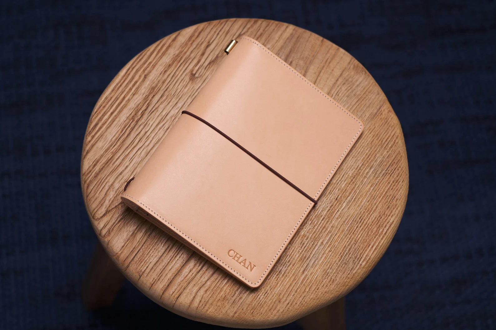 A natural Stitched Buttero Leather Traveler's Notebook and a elastic enclouse, displayed close