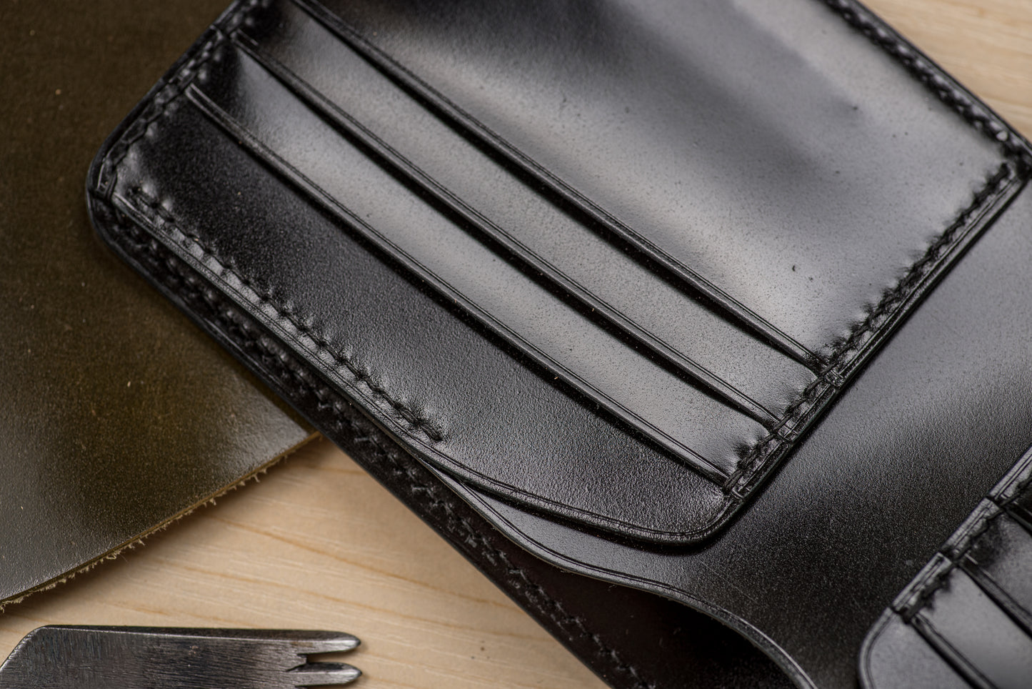 Portefeuille à 6 compartiments en cuir Cordovan noir personnalisable