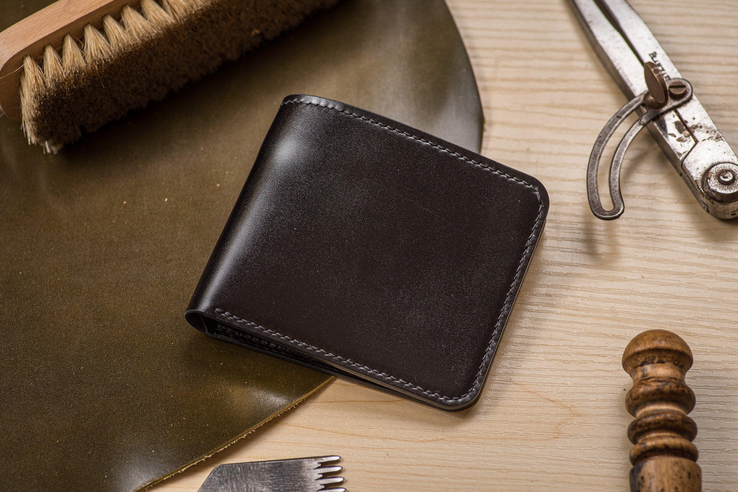 Portefeuille à 6 compartiments en cuir Cordovan noir personnalisable