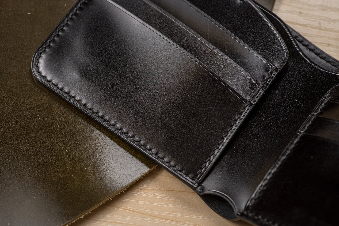 Portefeuille à 6 compartiments en cuir Cordovan noir personnalisable