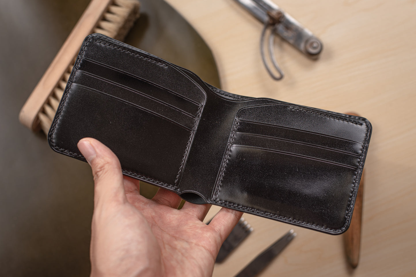 Portefeuille à 6 compartiments en cuir Cordovan noir personnalisable