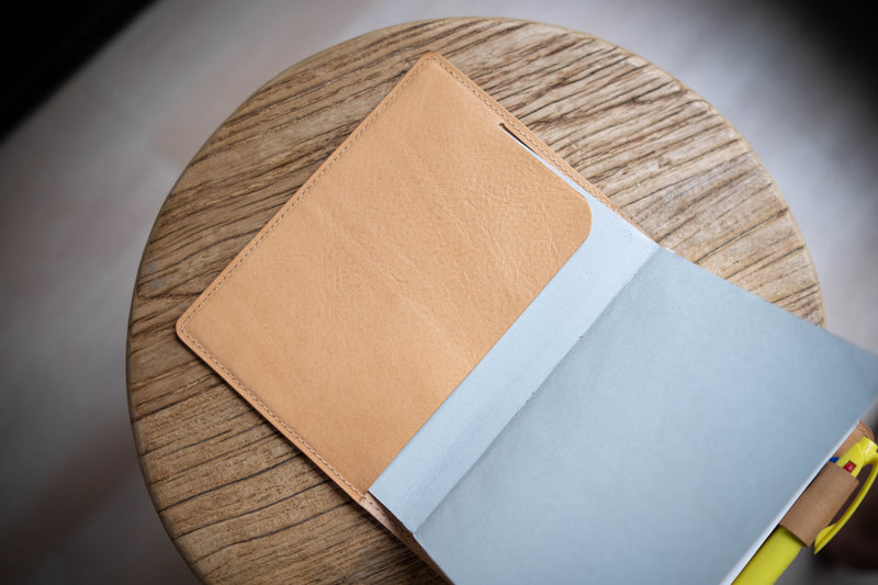 6 FARBEN - A6/Hobonichi/Midori MD Notizbuchhülle aus genarbtem Leder mit natürlichem elastischem Verschluss
