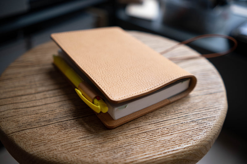 6 FARBEN - A6/Hobonichi/Midori MD Notizbuchhülle aus genarbtem Leder mit natürlichem elastischem Verschluss
