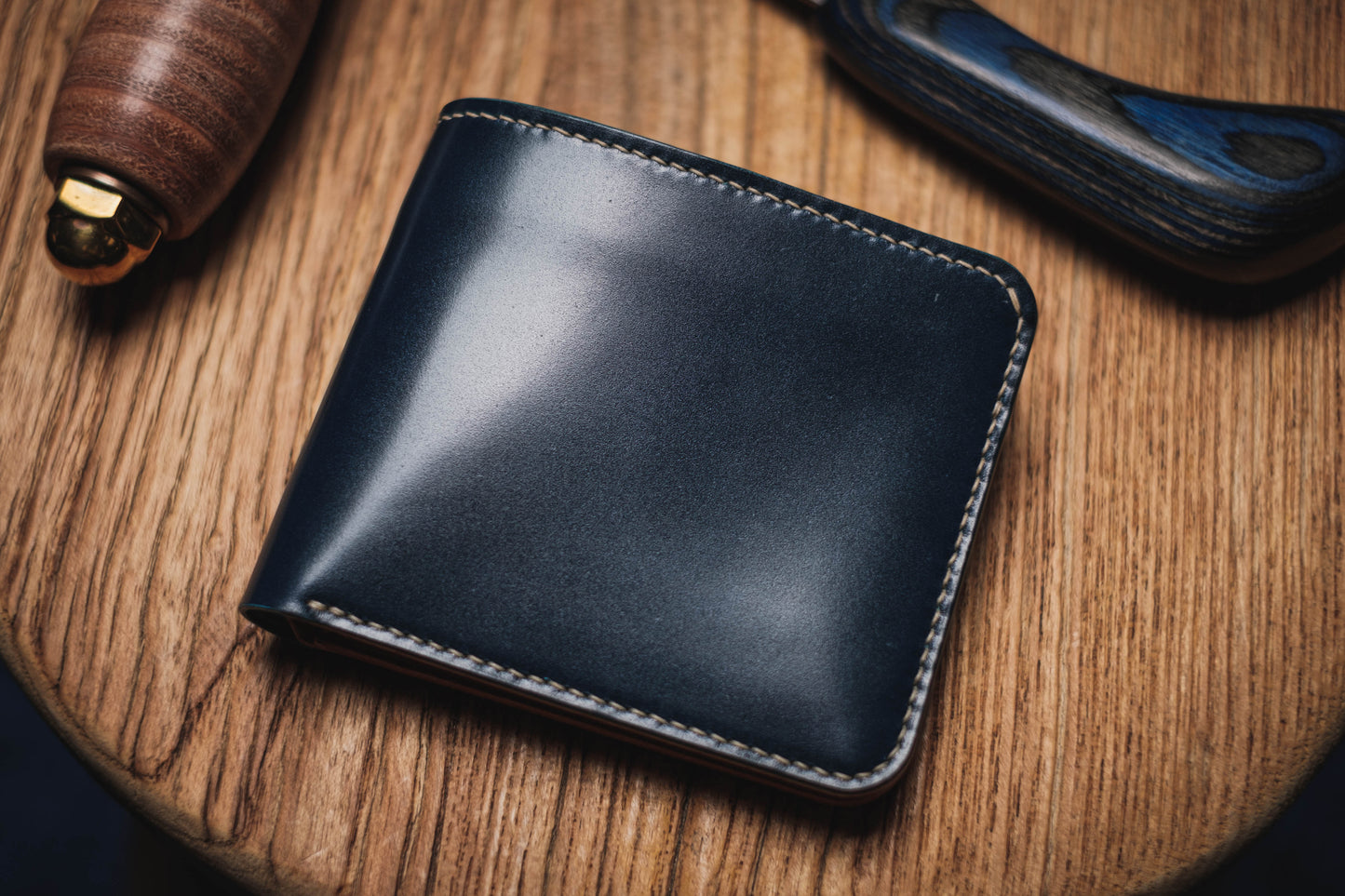 Portefeuille personnalisable en cuir Cordovan bleu marine et whisky à 6 compartiments