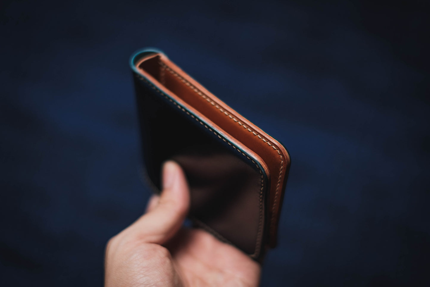 Portefeuille personnalisable en cuir Cordovan bleu marine et whisky à 6 compartiments