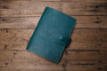 6 COULEURS - Couverture de carnet B6/Stalogy en cuir grainé naturel avec fermeture à pression et emplacements pour cartes