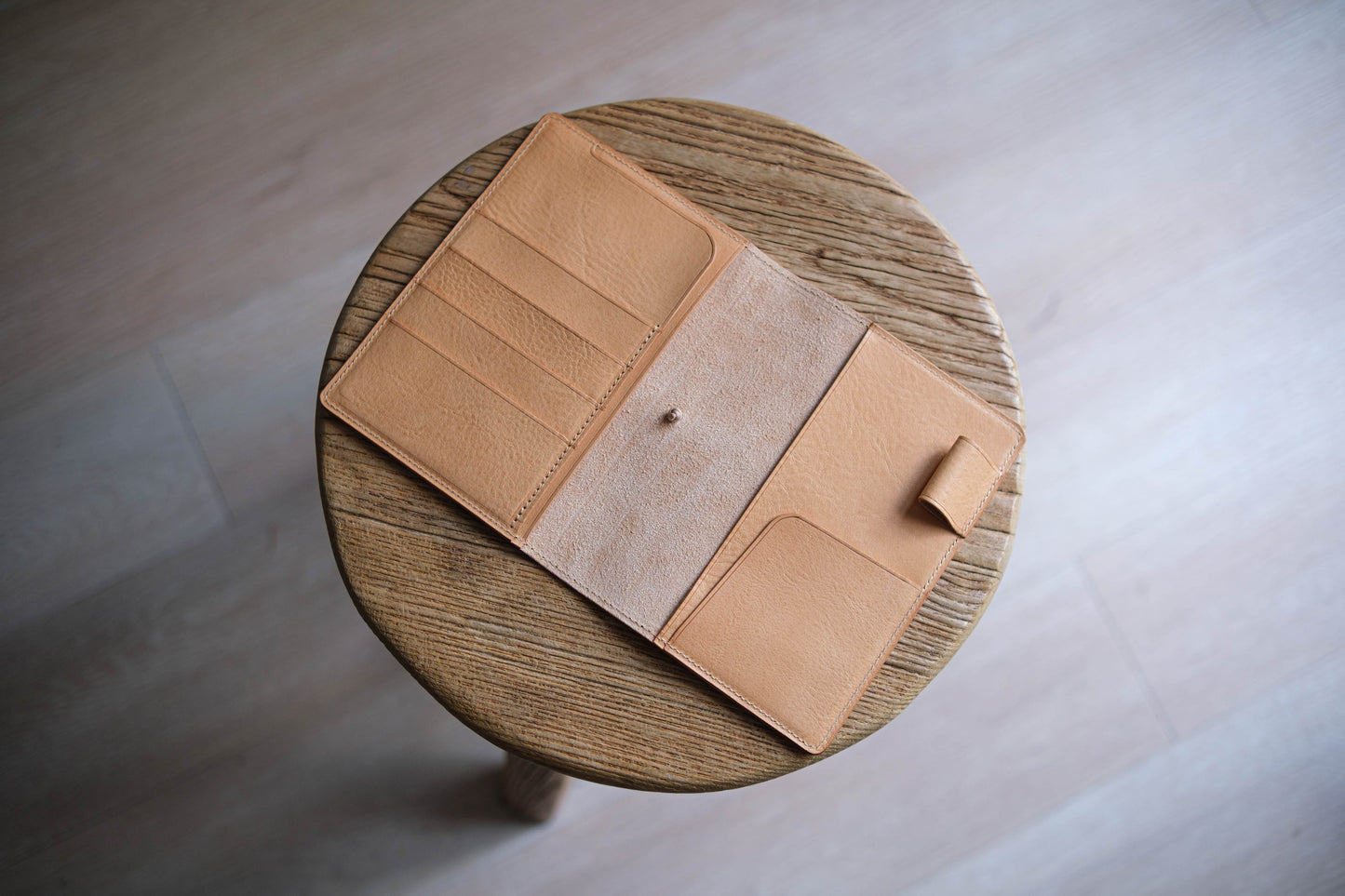 6 FARBEN - A6/Hobonichi/Midori MD Notizbuchhülle aus genarbtem Leder mit elastischem Verschluss und Kartenfächern