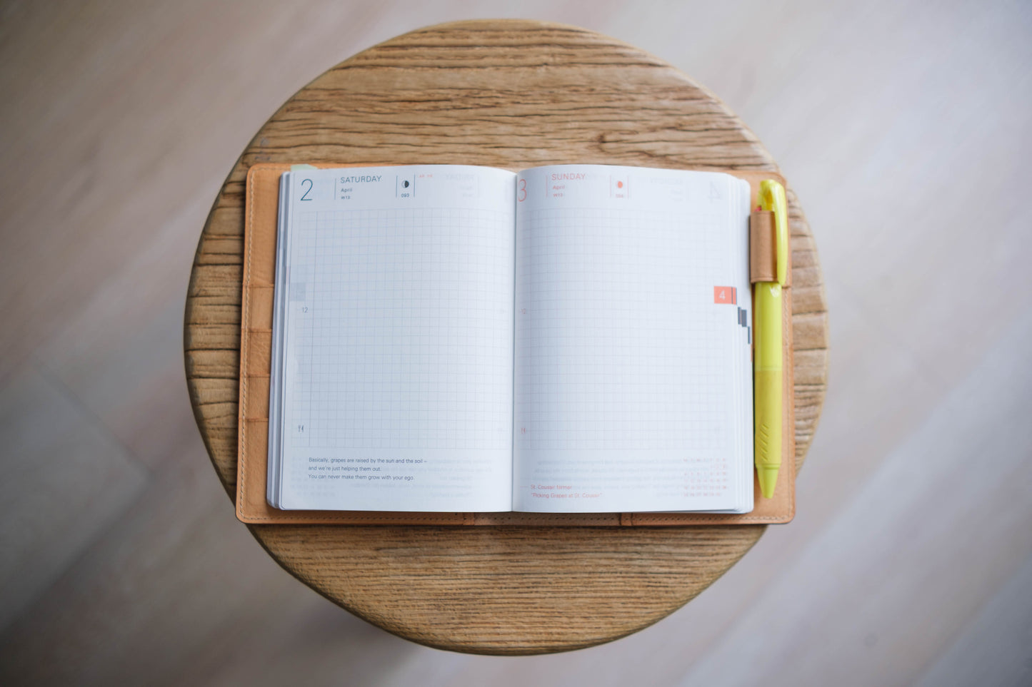 6 FARBEN - A6/Hobonichi/Midori MD Notizbuchhülle aus genarbtem Leder mit elastischem Verschluss und Kartenfächern