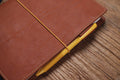 6 FARBEN - A5/Hobonichi/Midori MD Orange-brauner Notizbuchbezug aus genarbtem Leder mit elastischem Verschluss
