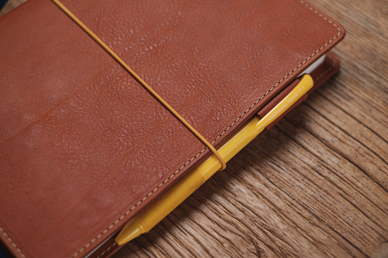 6 FARBEN - A5/Hobonichi/Midori MD Orange-brauner Notizbuchbezug aus genarbtem Leder mit elastischem Verschluss