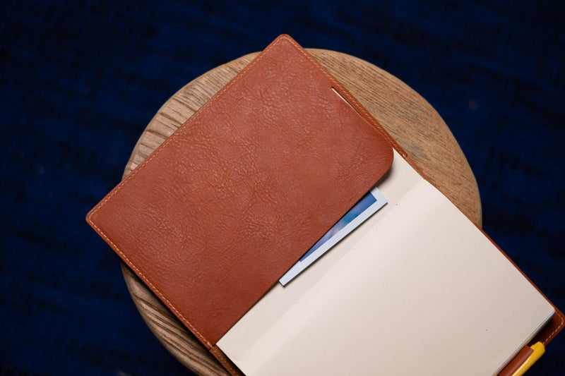 6 FARBEN - A5/Hobonichi/Midori MD Orange-brauner Notizbuchbezug aus genarbtem Leder mit elastischem Verschluss