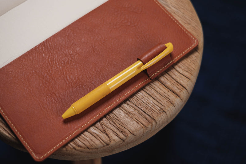 6 FARBEN - A5/Hobonichi/Midori MD Orange-brauner Notizbuchbezug aus genarbtem Leder mit elastischem Verschluss