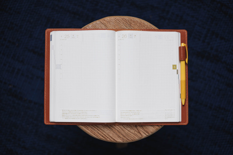 6 FARBEN - A5/Hobonichi/Midori MD Orange-brauner Notizbuchbezug aus genarbtem Leder mit elastischem Verschluss