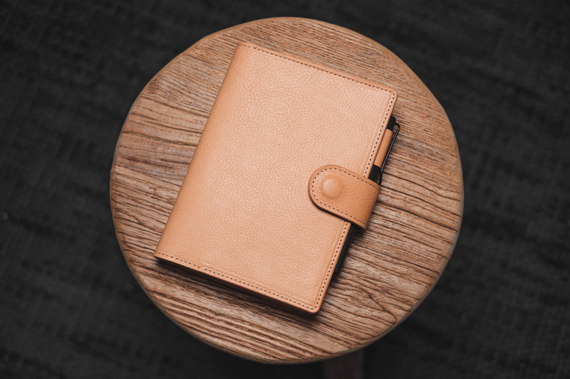 6 COULEURS - Couverture de carnet B6/Stalogy en cuir grainé naturel avec fermeture à pression et emplacements pour cartes