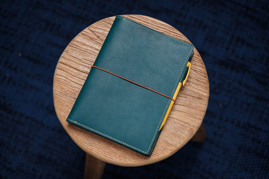 6 FARBEN - A5/Hobonichi/Midori MD Marineblauer Notizbuchbezug aus gekrispeltem Leder mit elastischem Verschluss