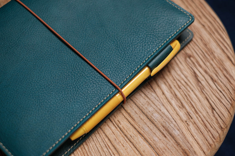 6 FARBEN - A5/Hobonichi/Midori MD Marineblauer Notizbuchbezug aus gekrispeltem Leder mit elastischem Verschluss