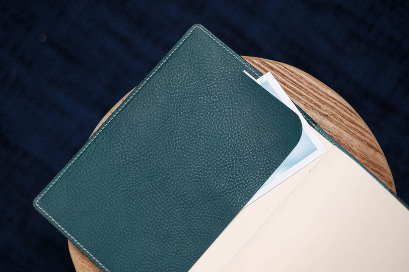 6 FARBEN - A5/Hobonichi/Midori MD Marineblauer Notizbuchbezug aus gekrispeltem Leder mit elastischem Verschluss