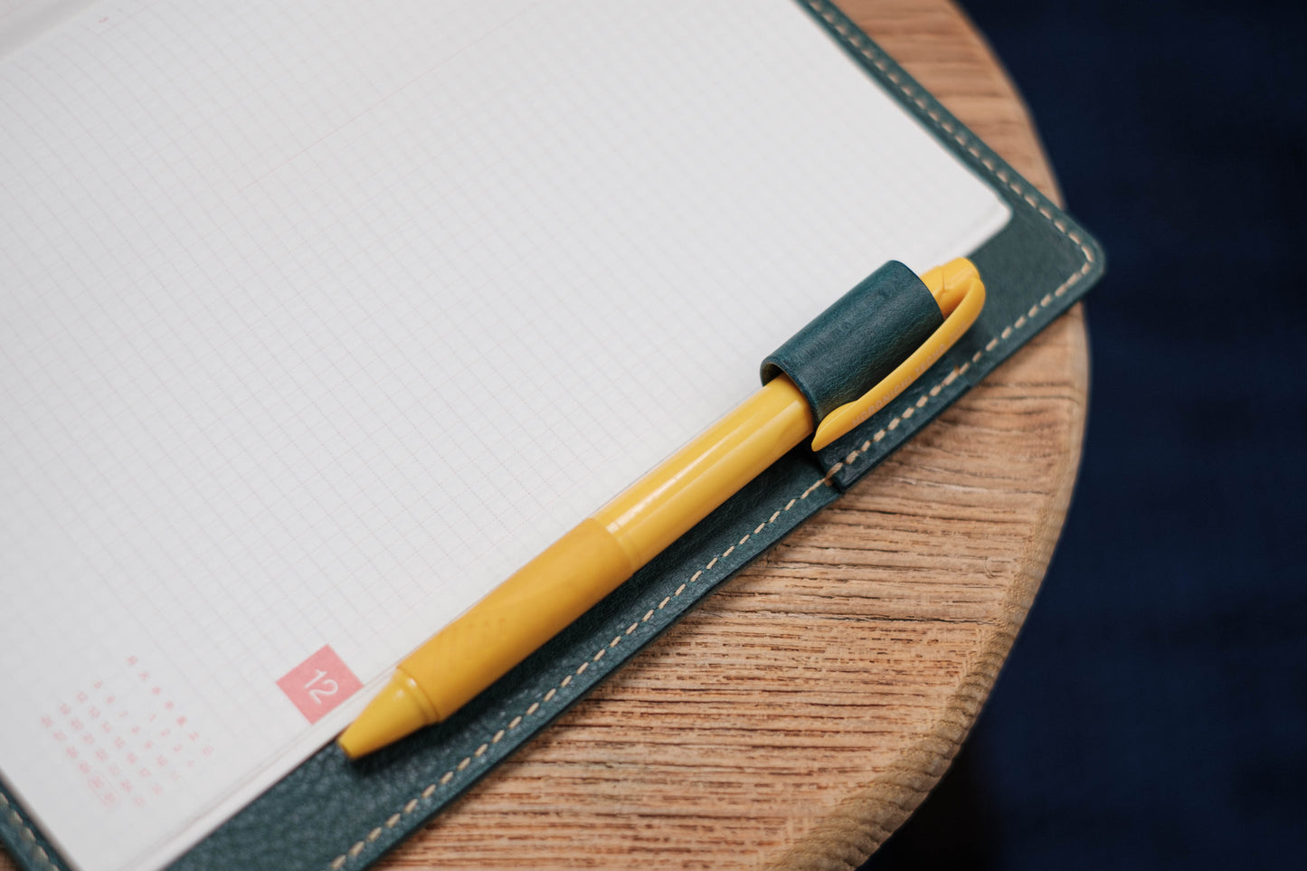 6 COULEURS - Couverture de carnet en cuir grainé bleu marine avec fermeture élastique A5/Hobonichi/Midori MD