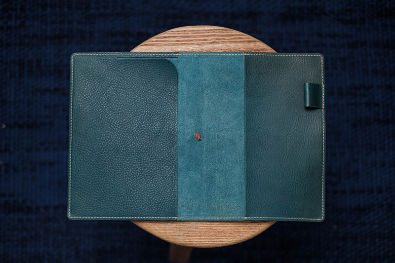 6 FARBEN - A5/Hobonichi/Midori MD Marineblauer Notizbuchbezug aus gekrispeltem Leder mit elastischem Verschluss