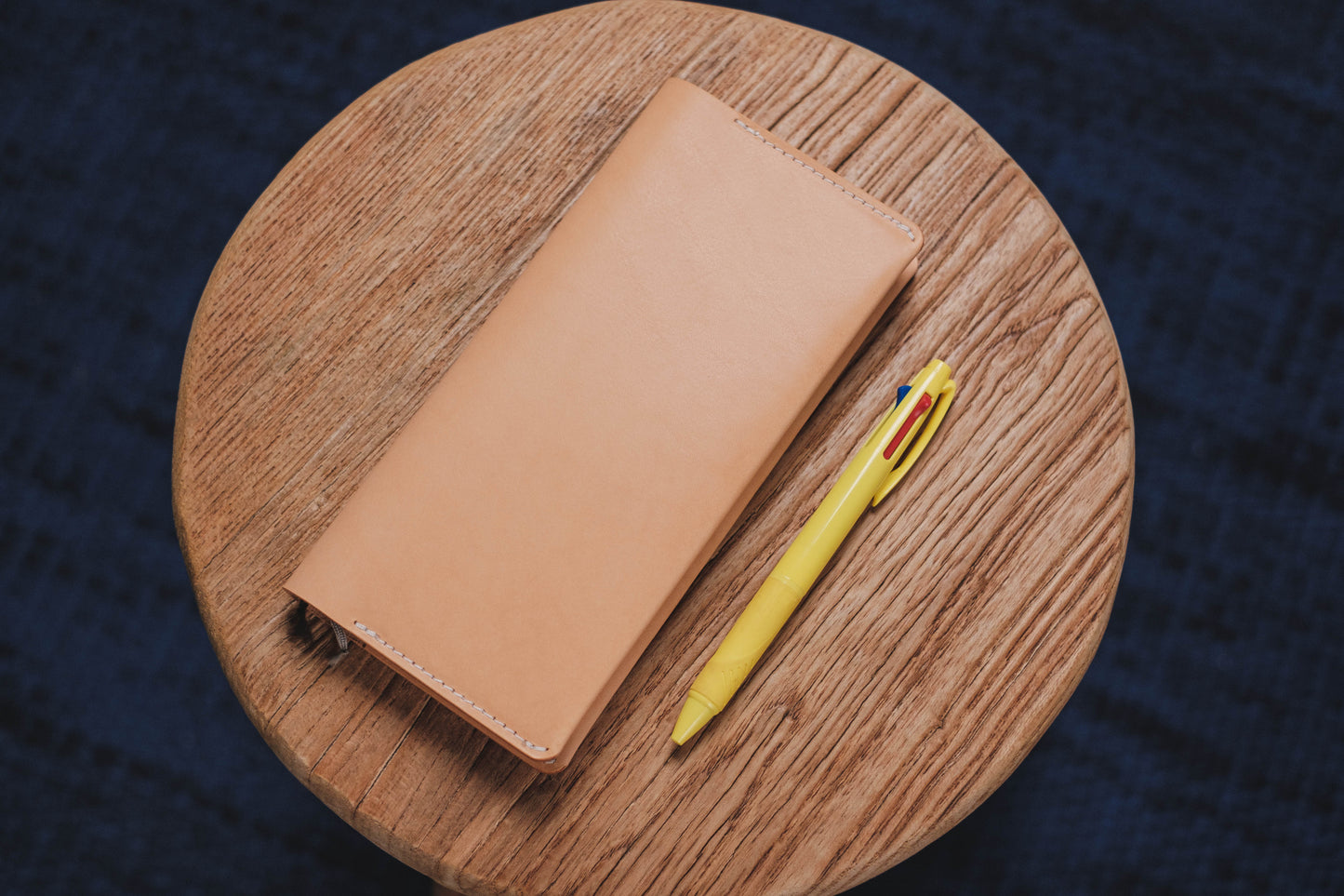 Natürlicher minimalistischer Hobonichi Weeks (MEGA) Lederbezug