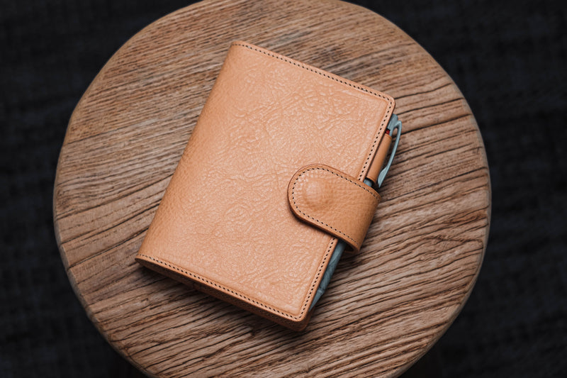 6 FARBEN - A6/Hobonichi/Midori MD Notizbuchhülle aus genarbtem Leder mit Druckknopfverschluss und Kartenfächern