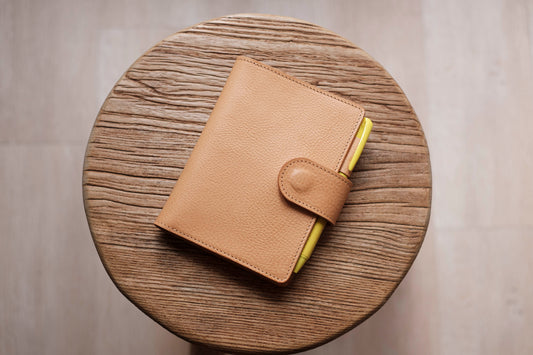Notizbuchhülle aus genarbtem Leder mit Druckknopfverschluss für A6/Hobonichi/Midori MD