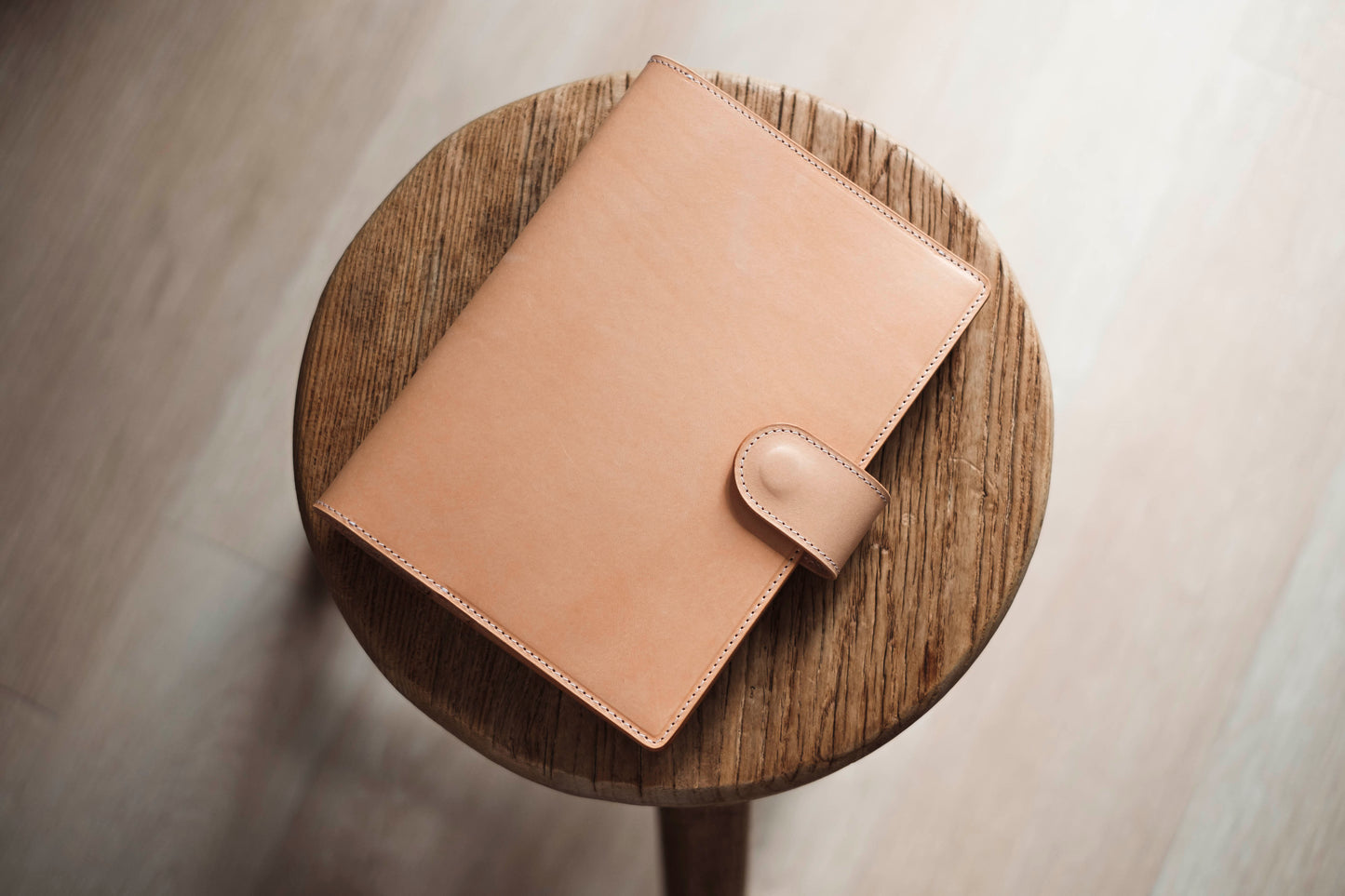 Couverture de carnet A5/Hobonichi/Midori MD en cuir naturel avec fermeture à pression et emplacements pour cartes