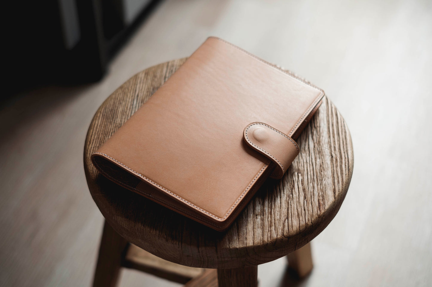 Couverture de carnet A5/Hobonichi/Midori MD en cuir naturel avec fermeture à pression et emplacements pour cartes