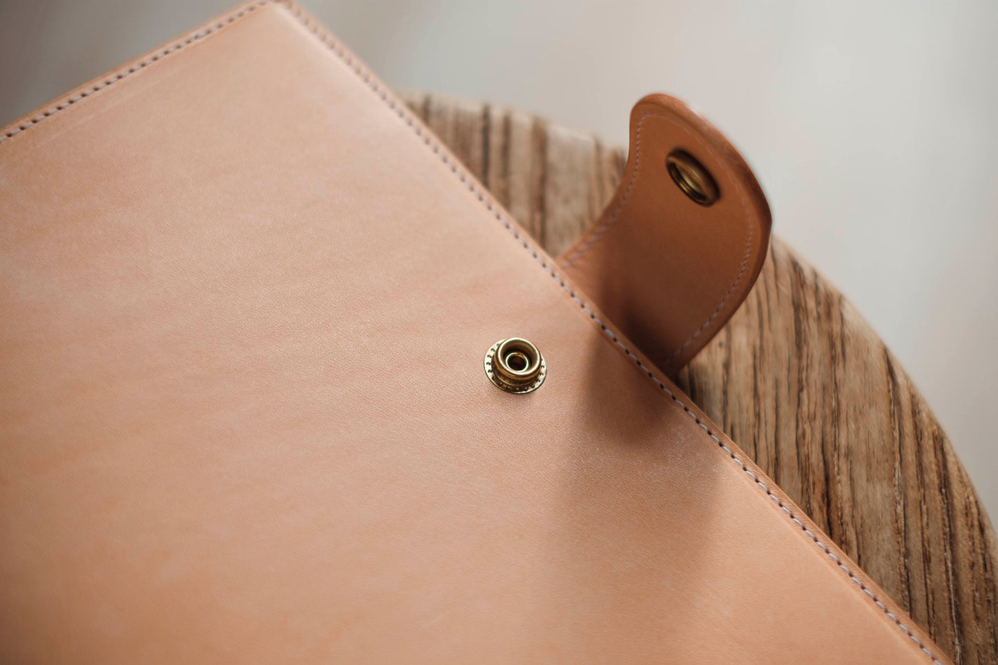 Couverture de carnet A5/Hobonichi/Midori MD en cuir naturel avec fermeture à pression et emplacements pour cartes