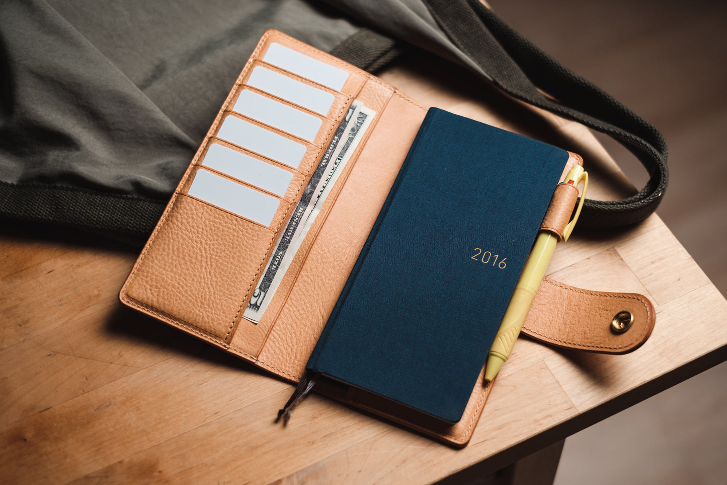 6 FARBEN - The Weeks Wallet aus genarbtem Leder