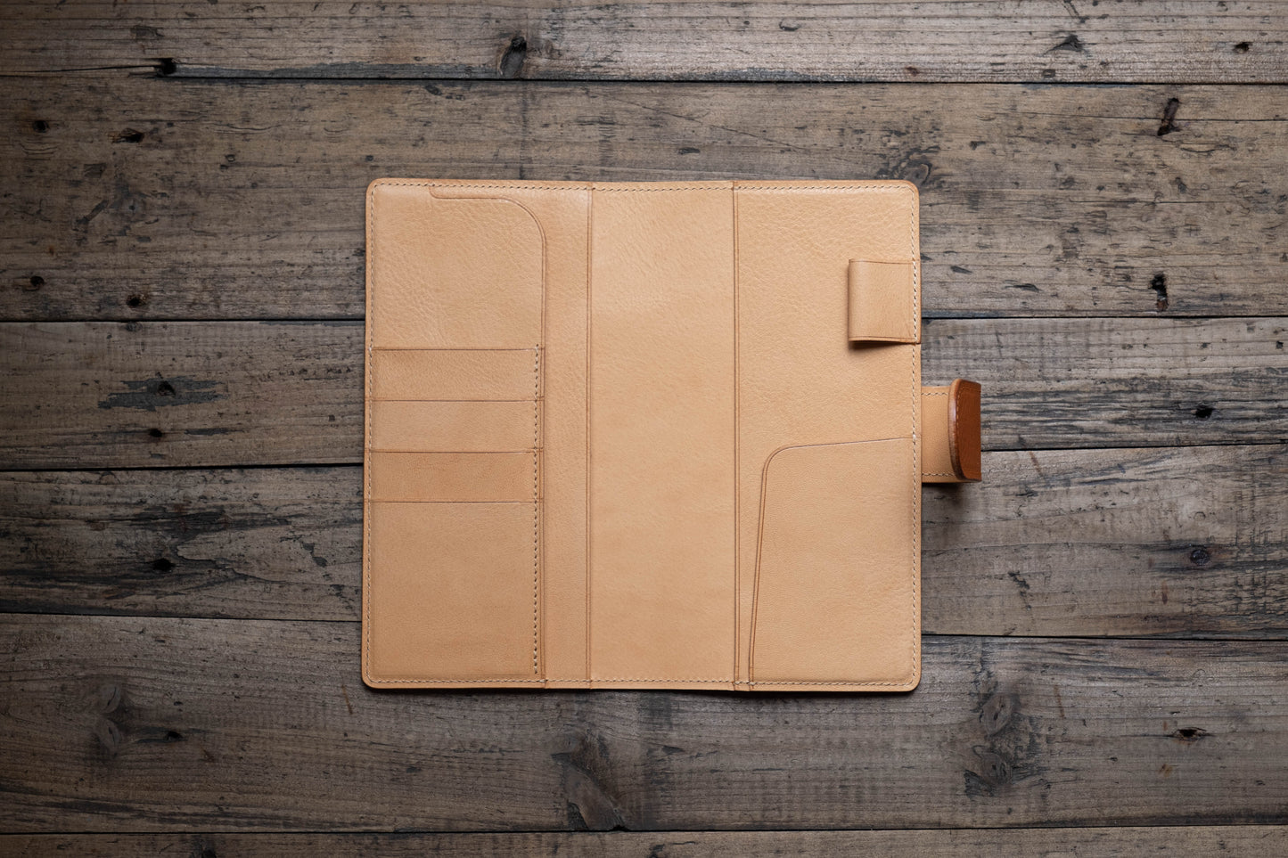 Couverture de carnet en cuir grainé bicolore avec fermeture à pression et emplacements pour cartes