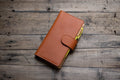 Couverture de carnet en cuir grainé bicolore avec fermeture à pression et emplacements pour cartes