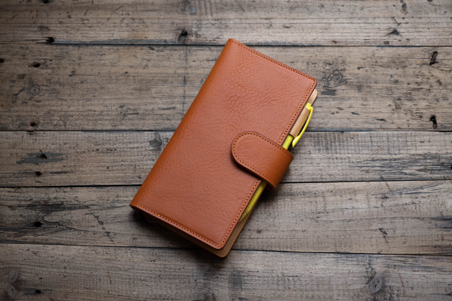 Couverture de carnet en cuir grainé bicolore avec fermeture à pression et emplacements pour cartes