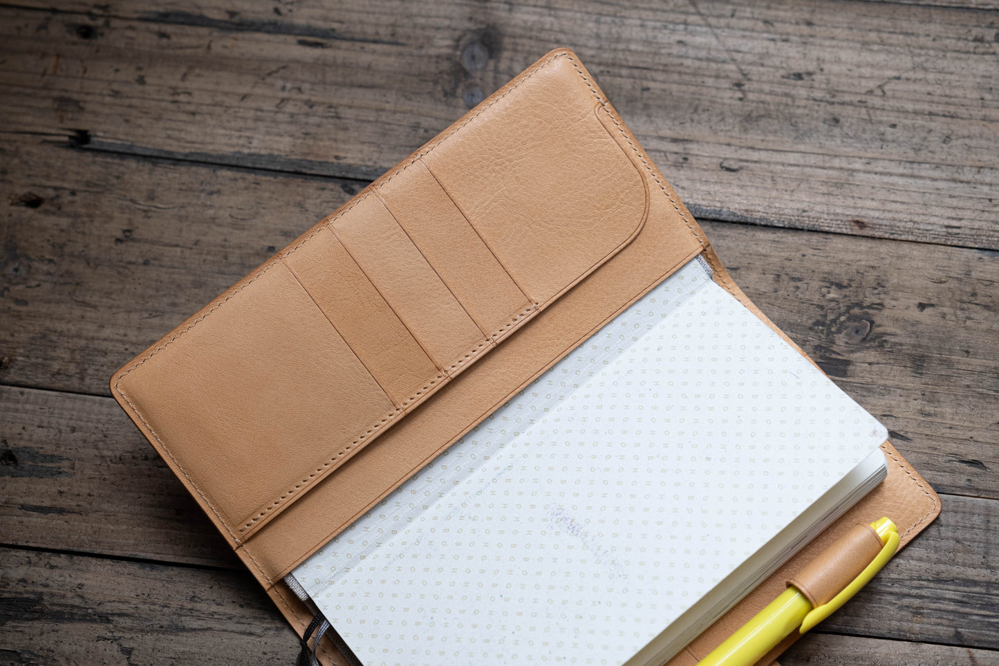 Couverture de carnet en cuir grainé bicolore avec fermeture à pression et emplacements pour cartes