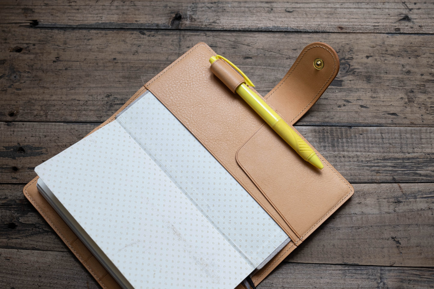 Couverture de carnet en cuir grainé bicolore avec fermeture à pression et emplacements pour cartes