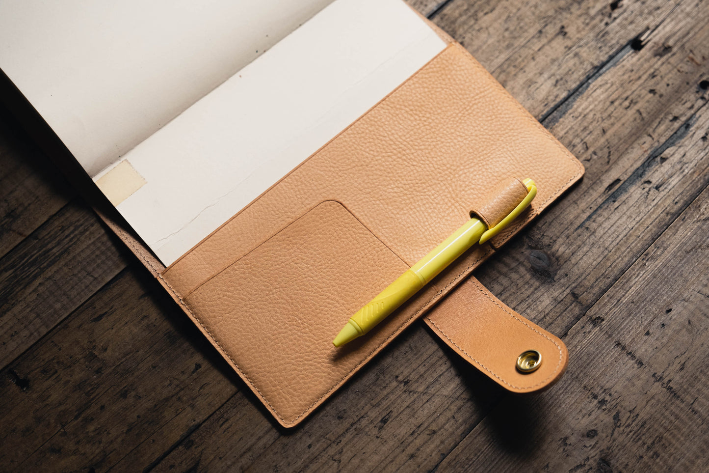 6 FARBEN - A5/Hobonichi/Midori MD Notizbuchhülle aus genarbtem Leder mit Druckknopfverschluss und Kartenfächern